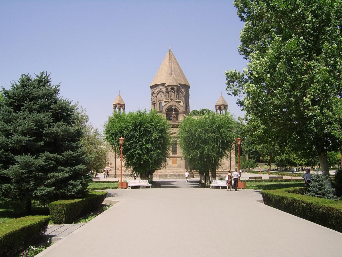 کلیسای جامع اجمیادزین از میان درختان پارک روبهروی آن